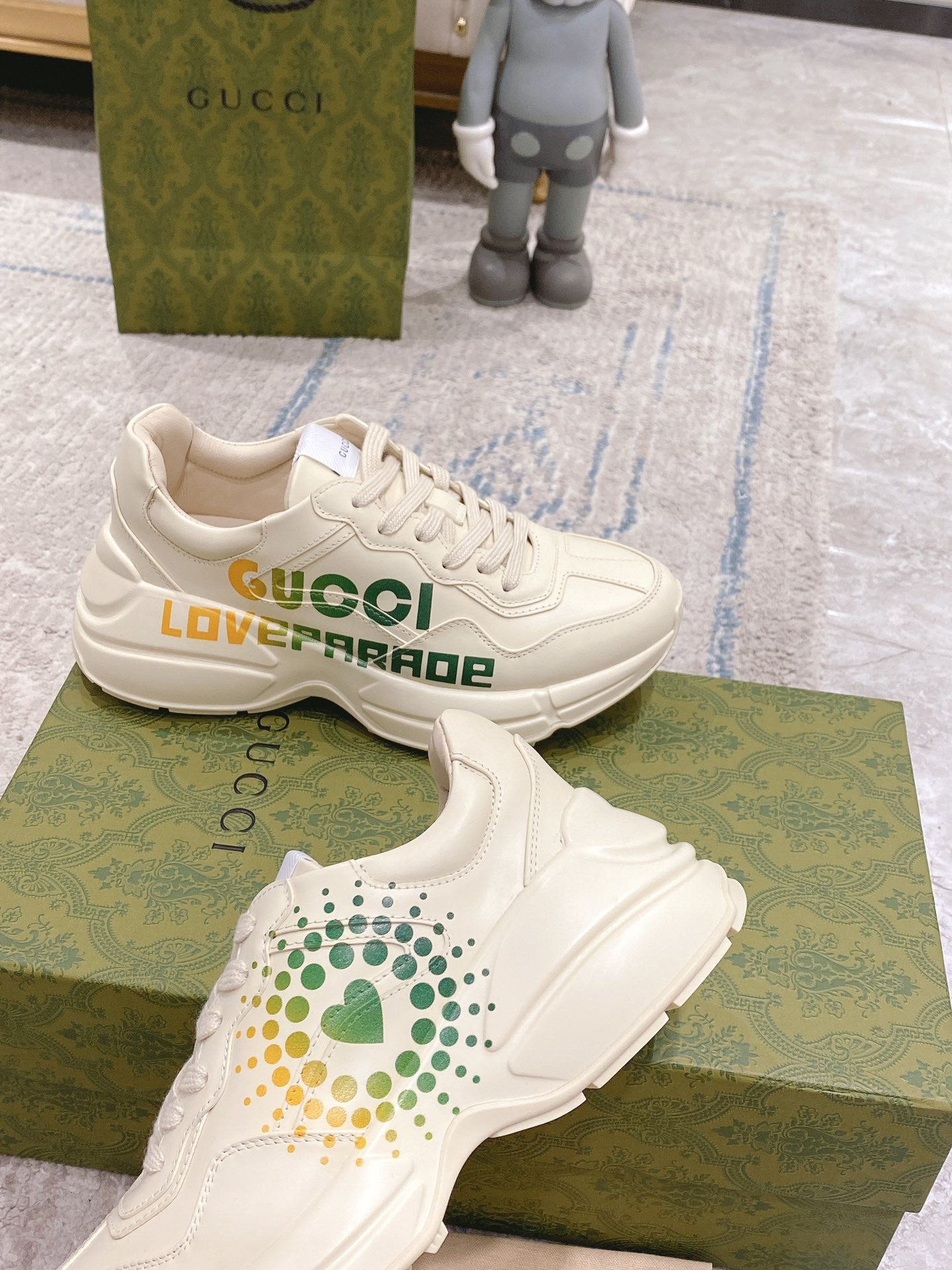 Gucci unisex sneakers, white leather, LOVE OVERGRADE text with side graphic