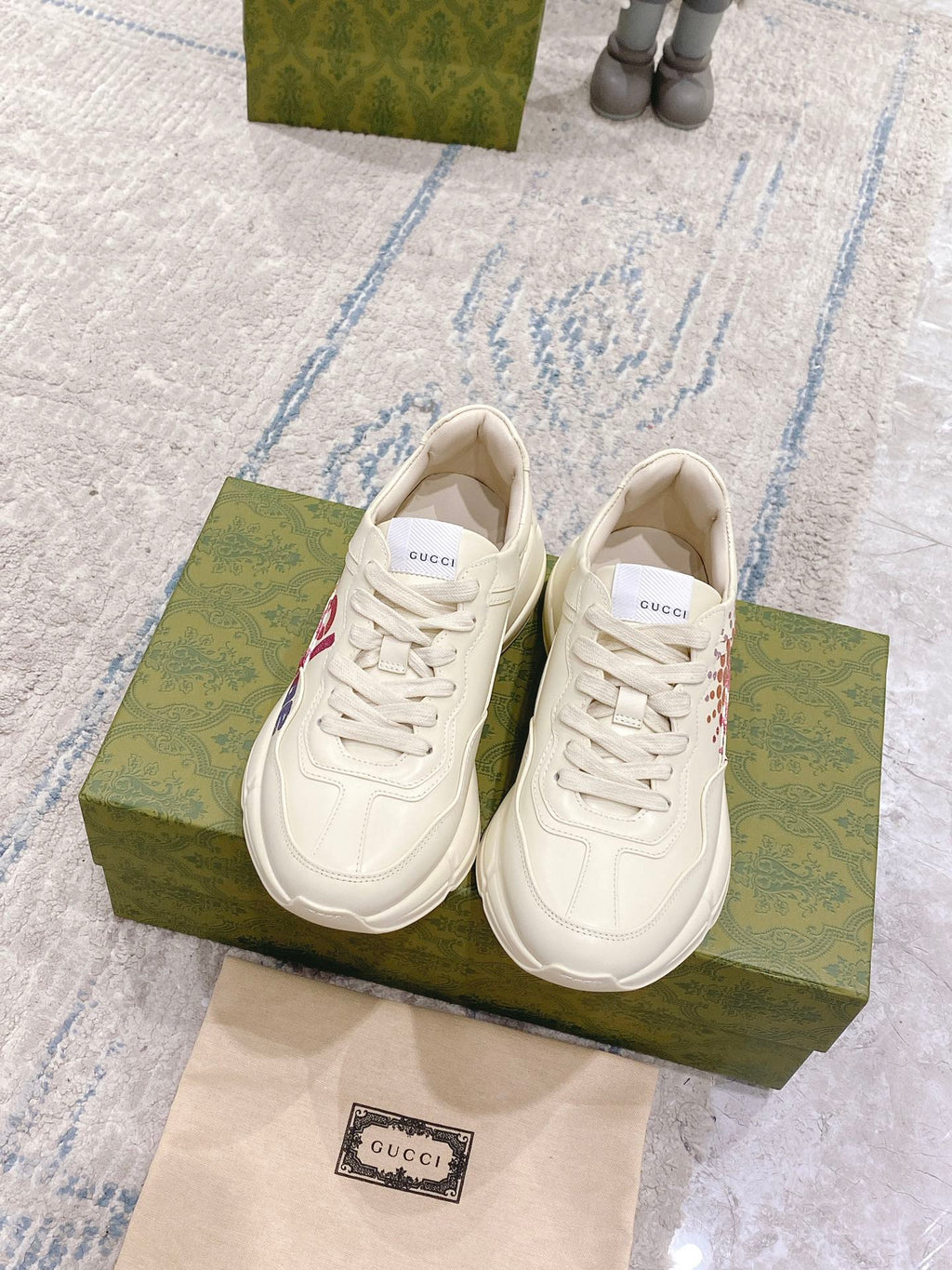 Pair of white Gucci unisex sneakers with lace-up front and smooth leather panels