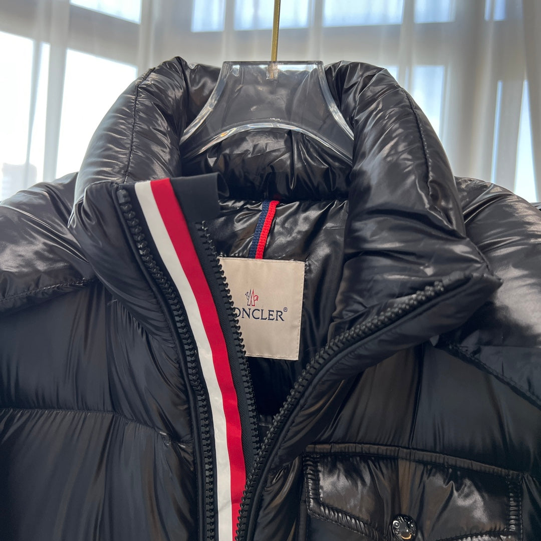 Long puffer jacket front with hood lining, front zip and red-white stripe trim