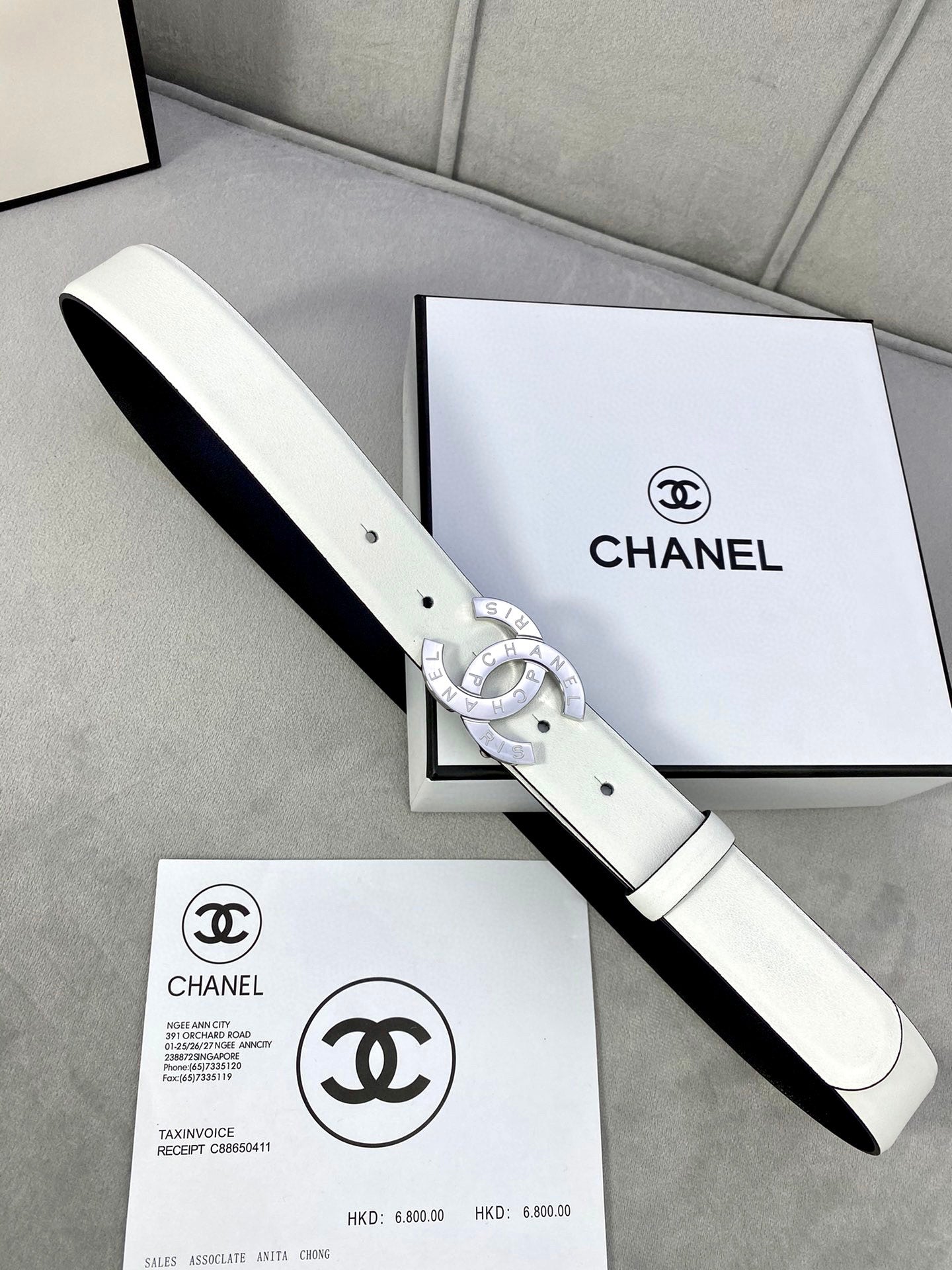 Chanel belt in pale white leather with silver-toned CC buckle