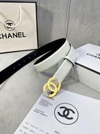 Chanel belt in pale white leather with gold CC buckle and adjustable holes