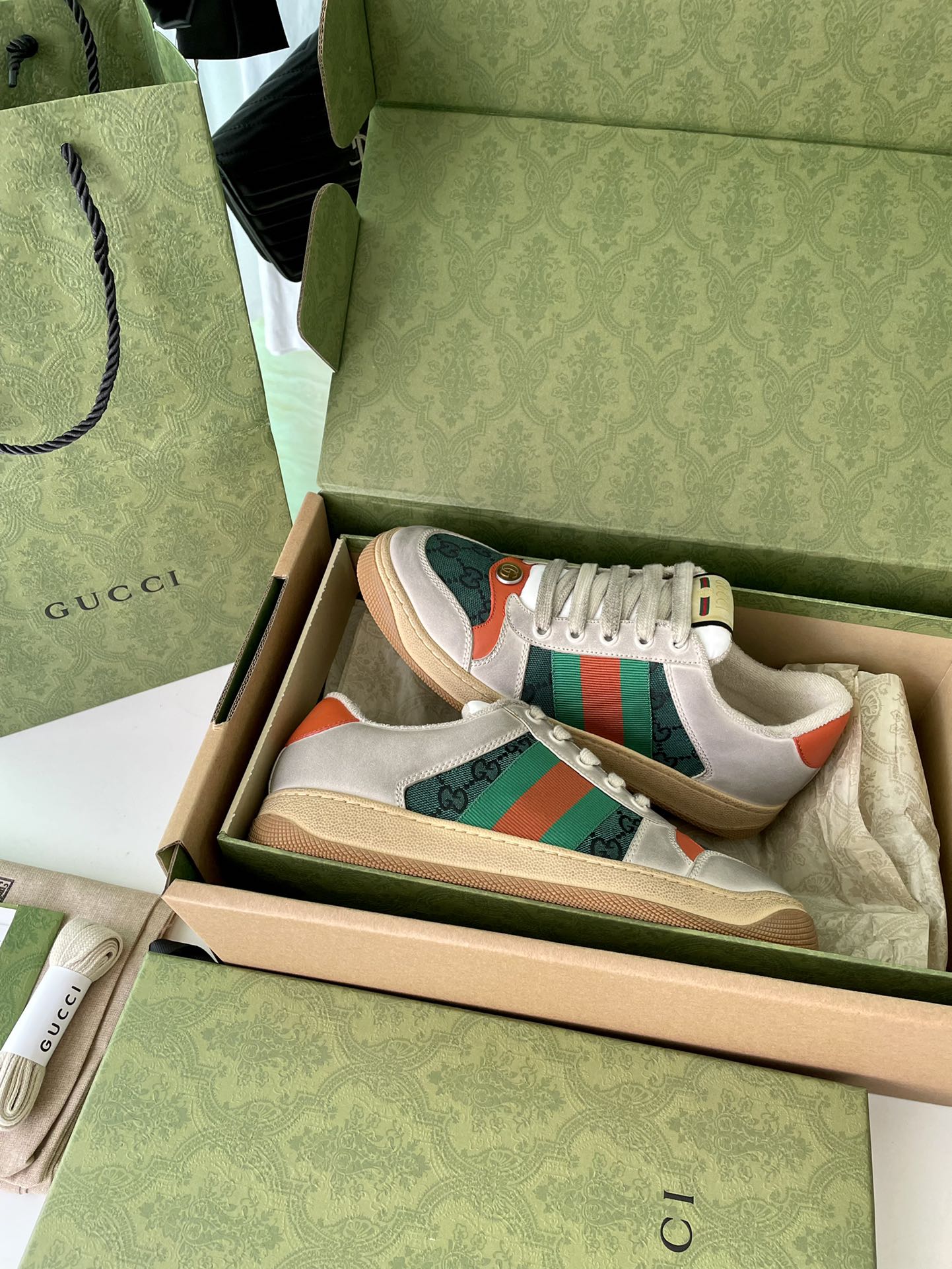 Gucci unisex sneakers in light beige with green and red web stripe