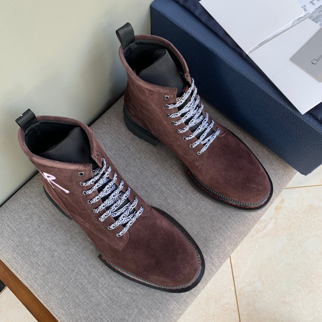 Unisex lace-up boots in dark brown suede with white patterned laces and rubber sole