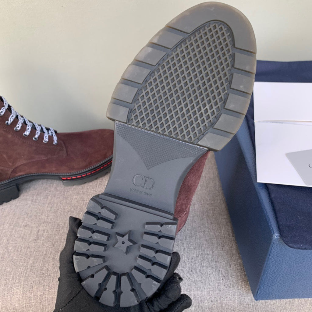 Boot outsoles and heel tread in gray with embossed pattern