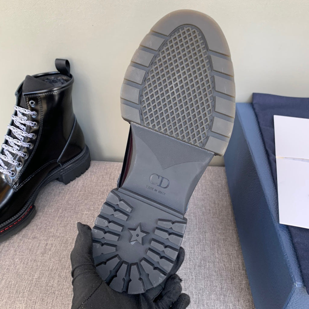 Boot sole with grid tread and star pattern, with CD stamp on the footbed