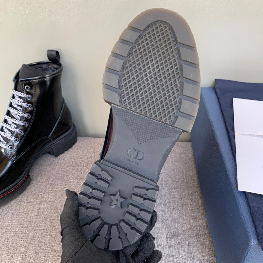 Boot sole with grid tread and star pattern, with CD stamp on the footbed