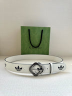 Gucci belt in white leather with black logo print and round grey buckle centerpiece