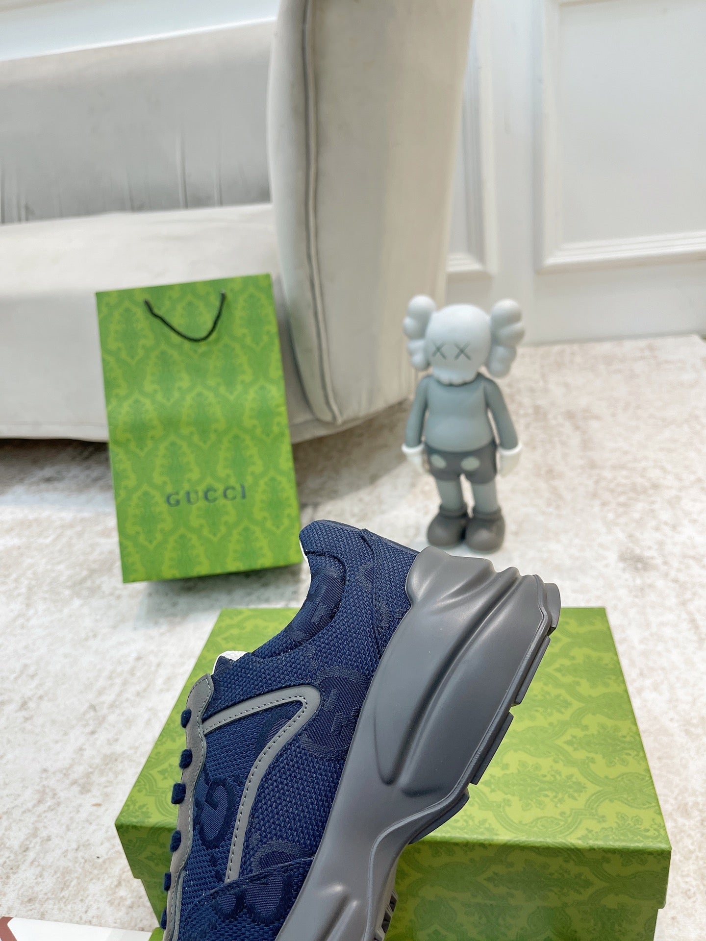 Gucci unisex sneakers navy blue with gray side strip and lace-up laces.