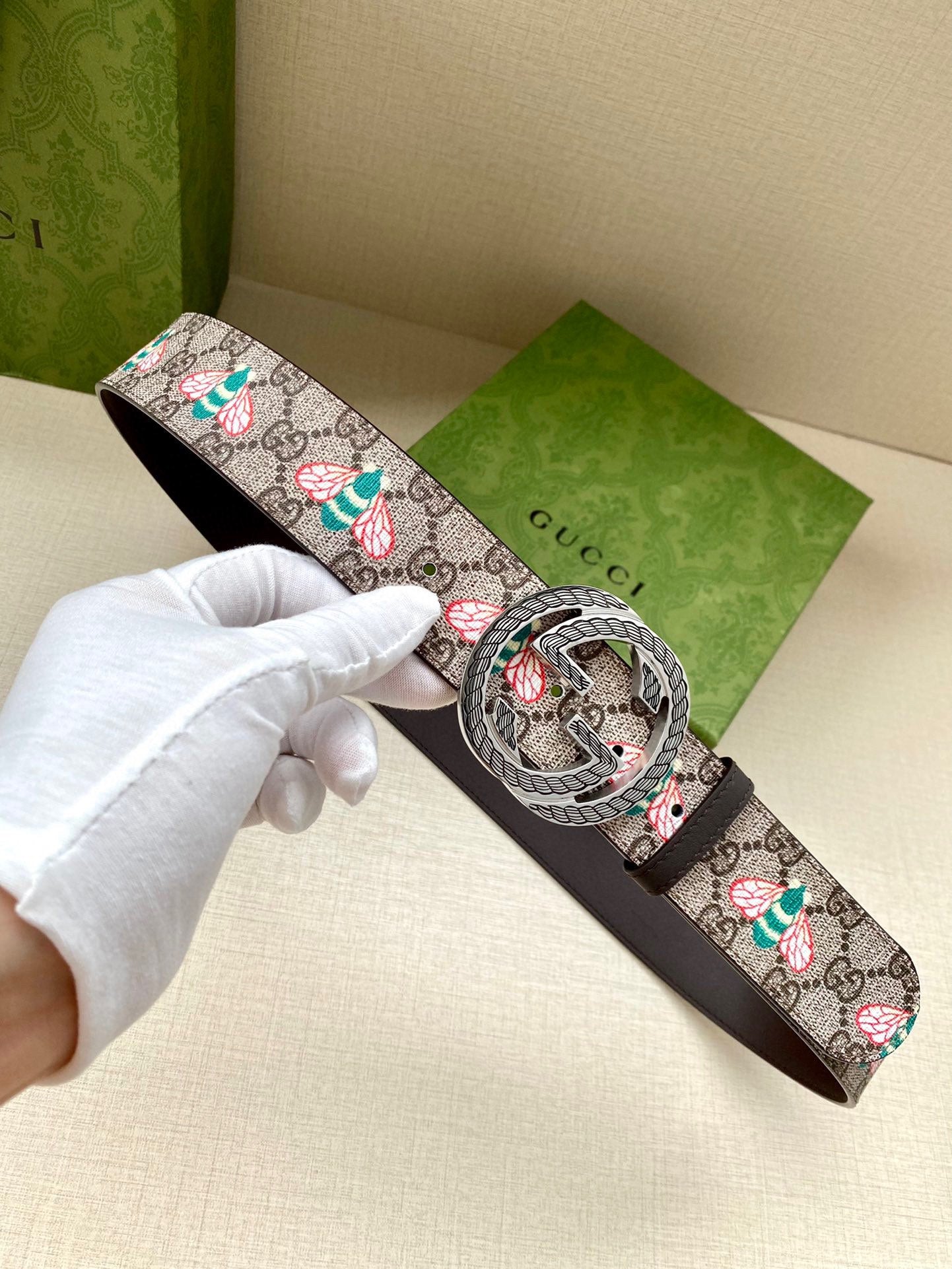 Gucci belt with GG canvas and colorful floral print, black leather strap, round buckle
