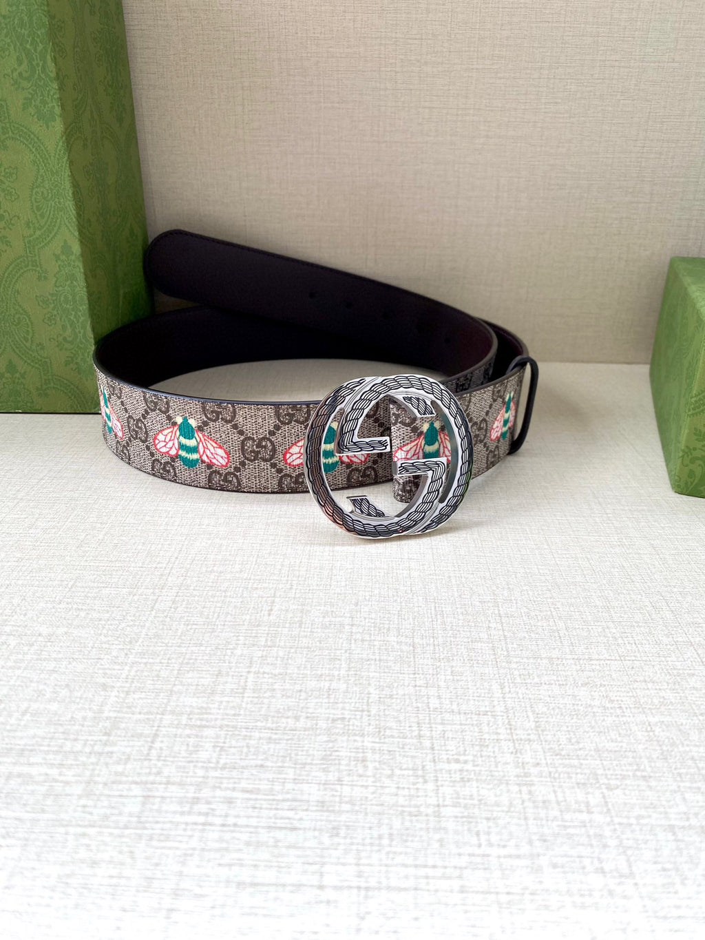 Gucci belt with GG canvas floral pattern and dark leather, round silver buckle