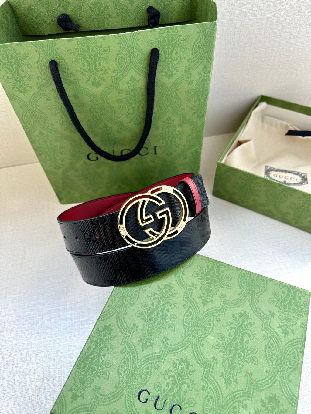 Gucci logo leather belt with round GG buckle, dark navy with red underside