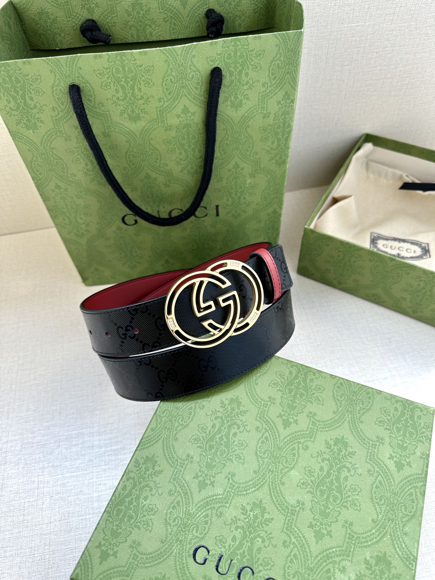 Gucci logo leather belt with round GG buckle, dark navy with red underside