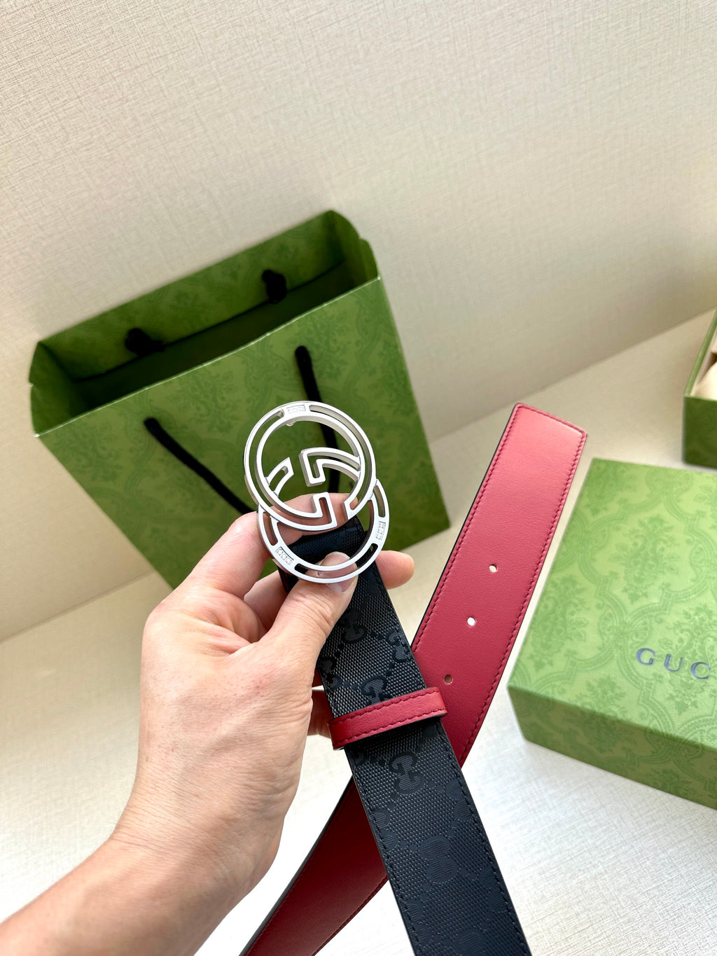 Gucci logo leather belt with round GG buckle, dark navy with red keeper