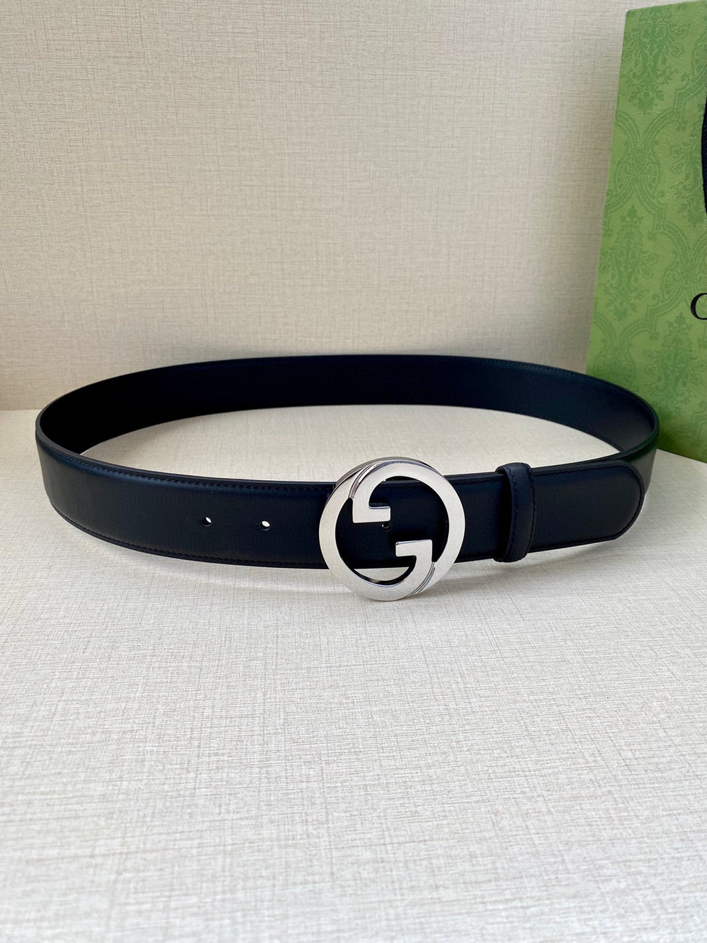 Gucci leather belt with navy strap and round silver GG buckle