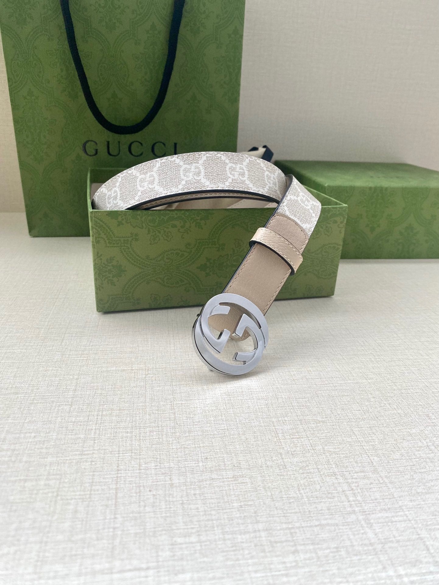 Gucci belt with light beige leather and white monogram strap, silver GG buckle