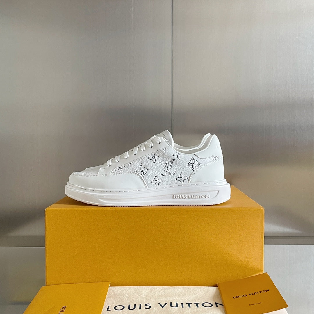 White lace-up low-top sneakers with monogram motif across the side panel