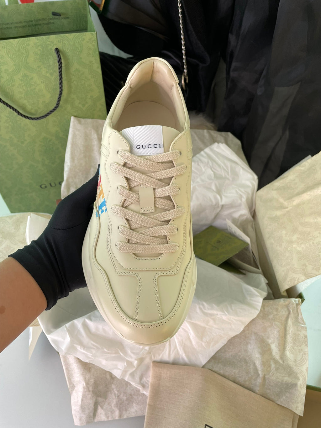 Cream lace-up Gucci sneakers, beige logo patch on tongue