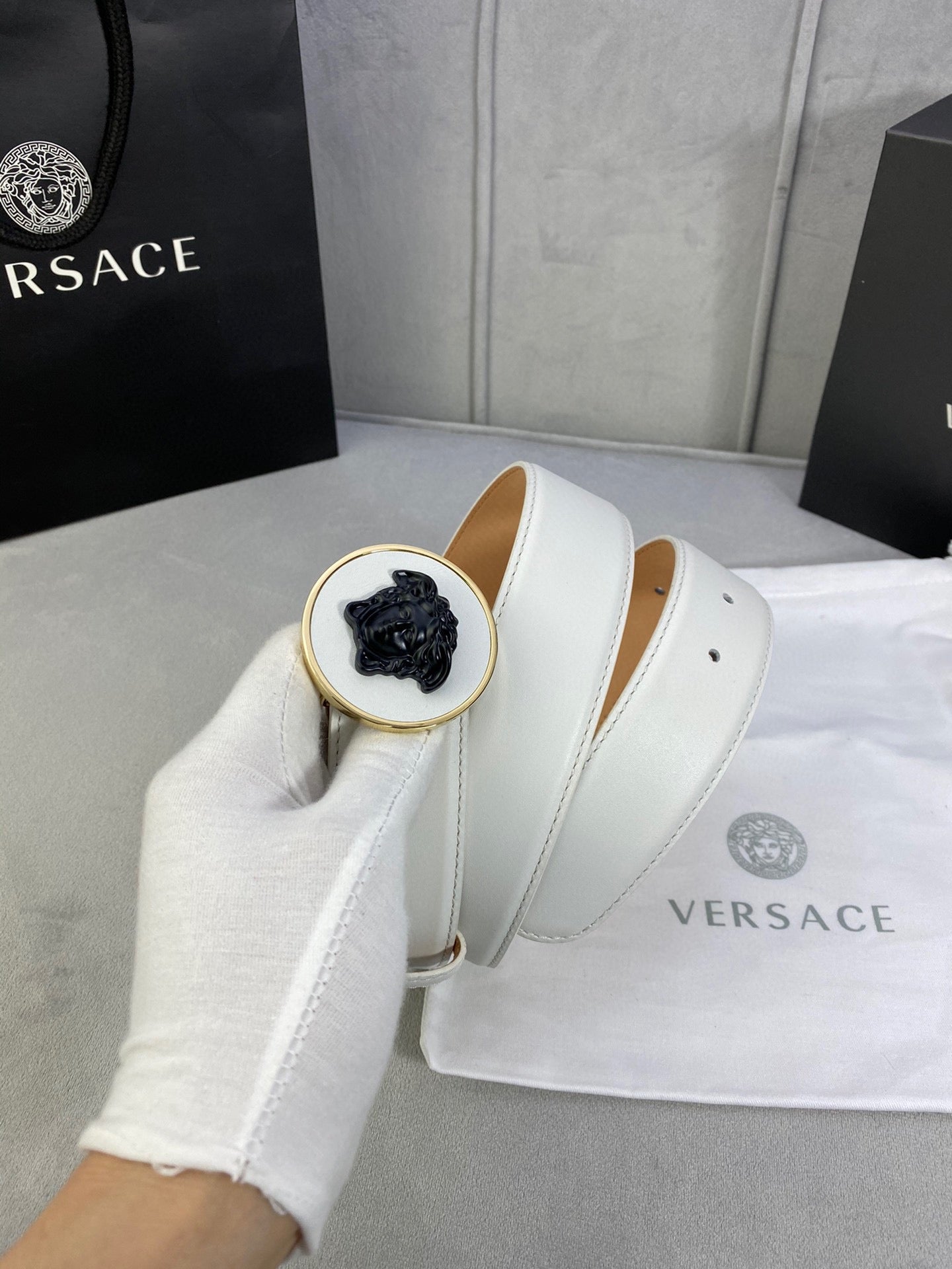 Versace belt in white leather with gold-toned round buckle and black Medusa.
