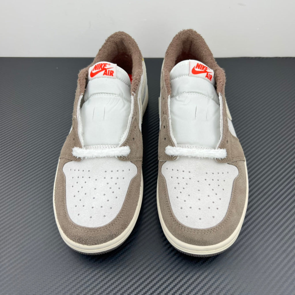 Low-top sneakers heel view, white panels with brown suede lining and Nike Air tag