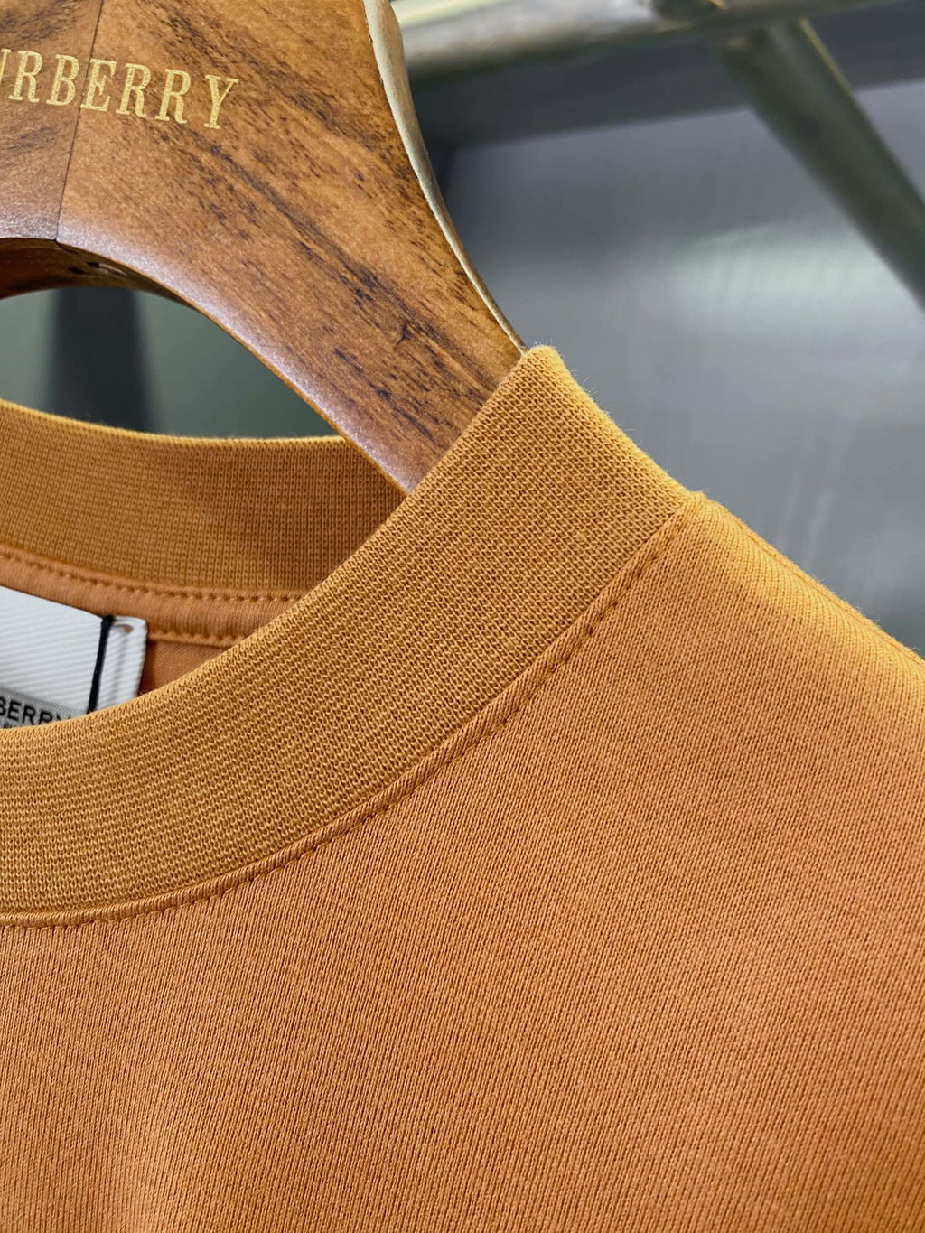 Burberry short-sleeve T-shirt collar in rust orange with ribbed neckline