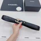 Chanel belt in dark quilted leather with gold buckle and ornate pearl clasp