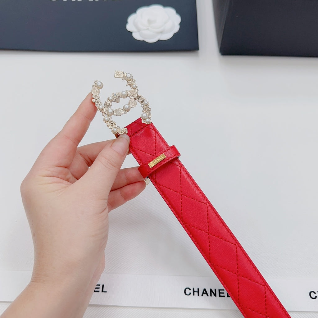 Chanel red quilted leather belt with ornate gold-tone chain buckle detail