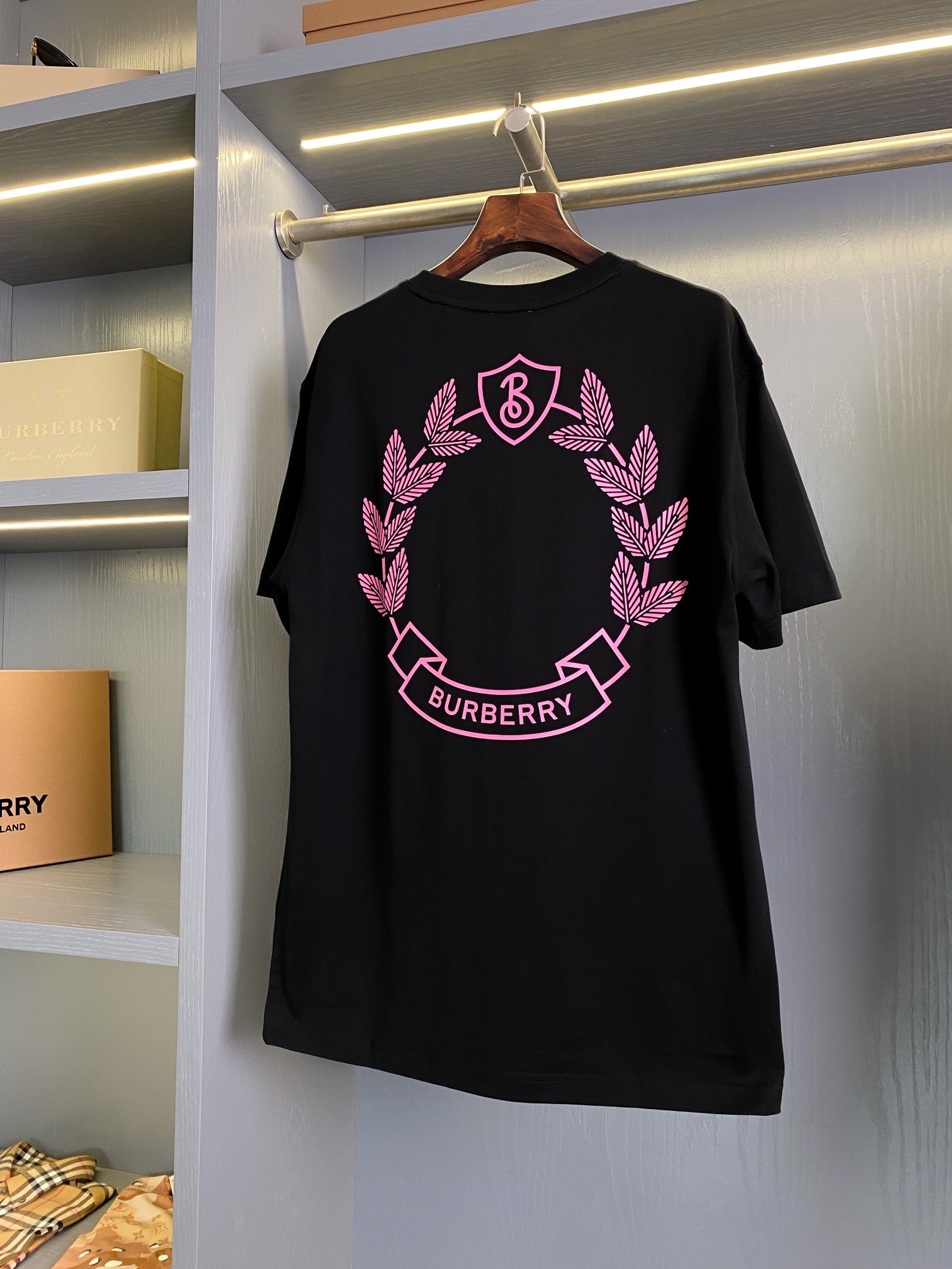 Black back short-sleeve T-shirt with pink wreath and B logo graphic