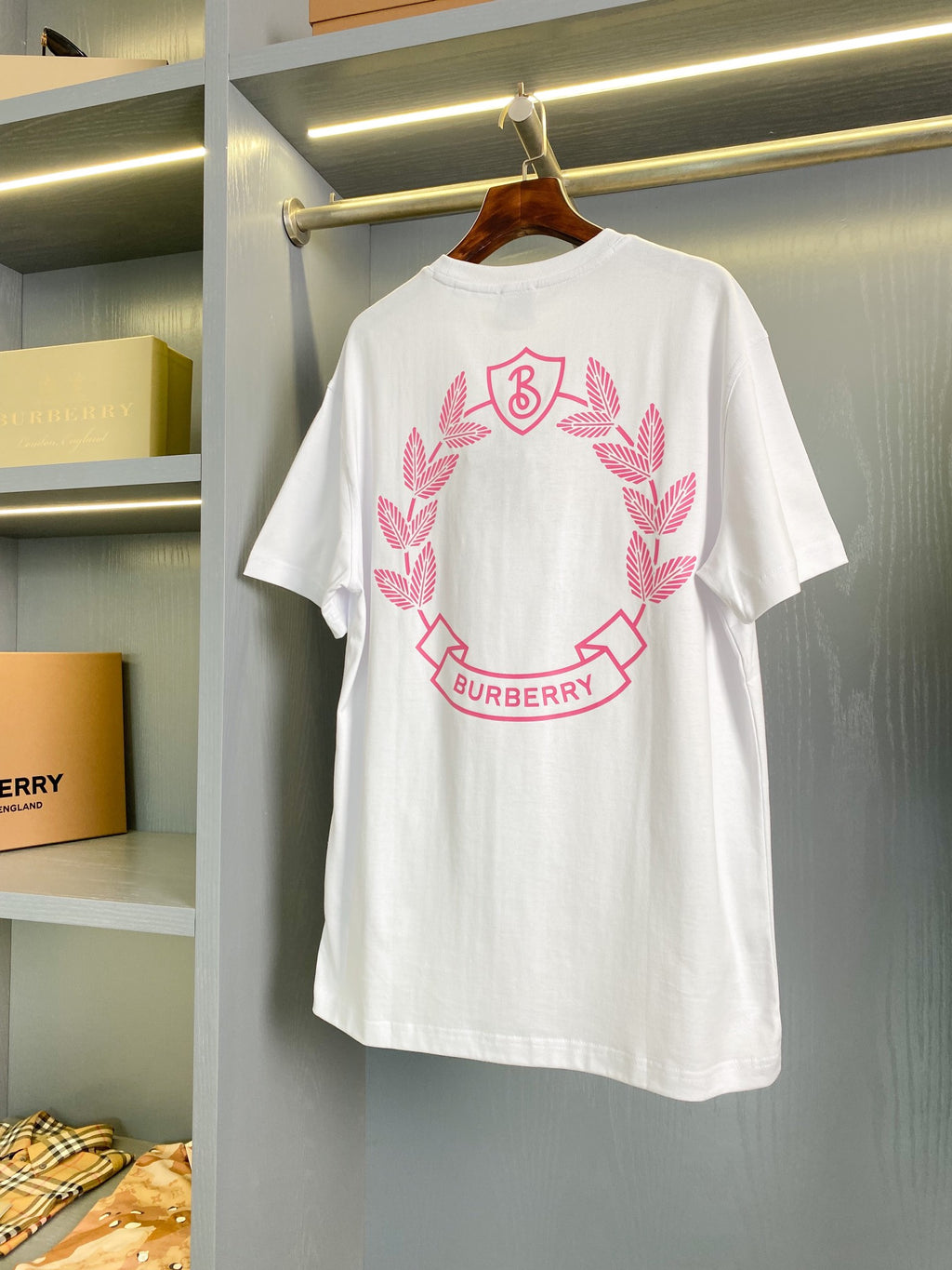 White short-sleeve T-shirt with pink Burberry logo wreath graphic, crew neck