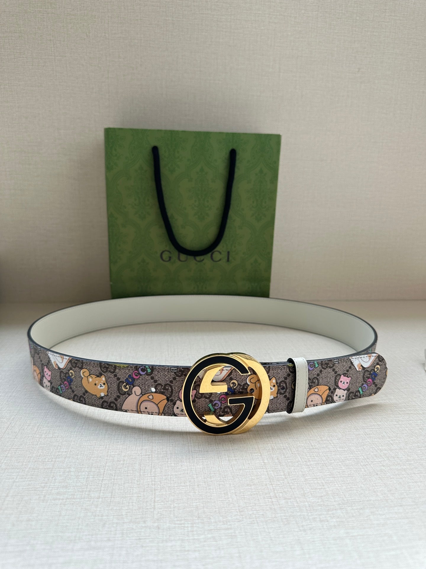 Gucci belt with multicolor cartoon print strap and gold-toned round logo buckle