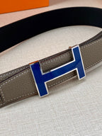 Peppled grey leather belt with blue enamel H buckle and contrast stitching