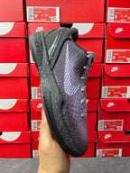 Basketball sneaker in dark gray with textured pattern, side view, lace-up closure.