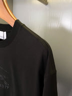 Black short-sleeve T-shirt sleeve with printed horse rider logo