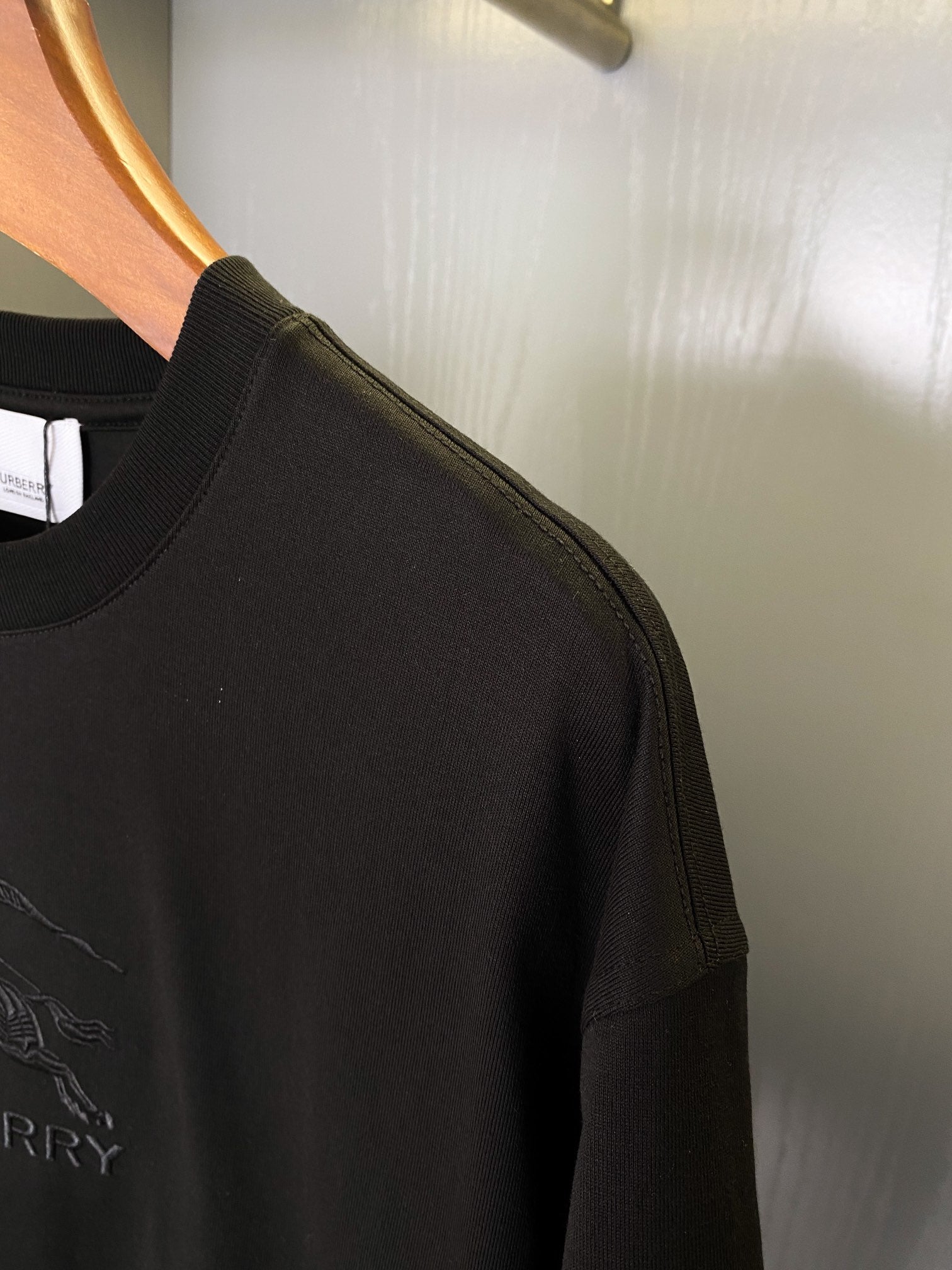 Black short-sleeve T-shirt sleeve with printed horse rider logo
