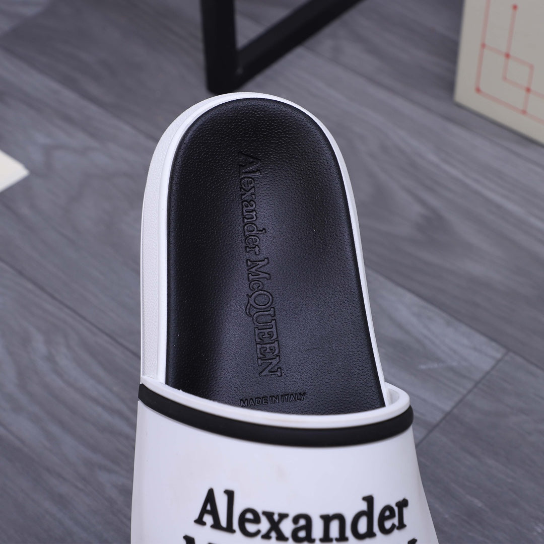 Alexander McQUEEN slide sandal interior view, black lining with patterned insole