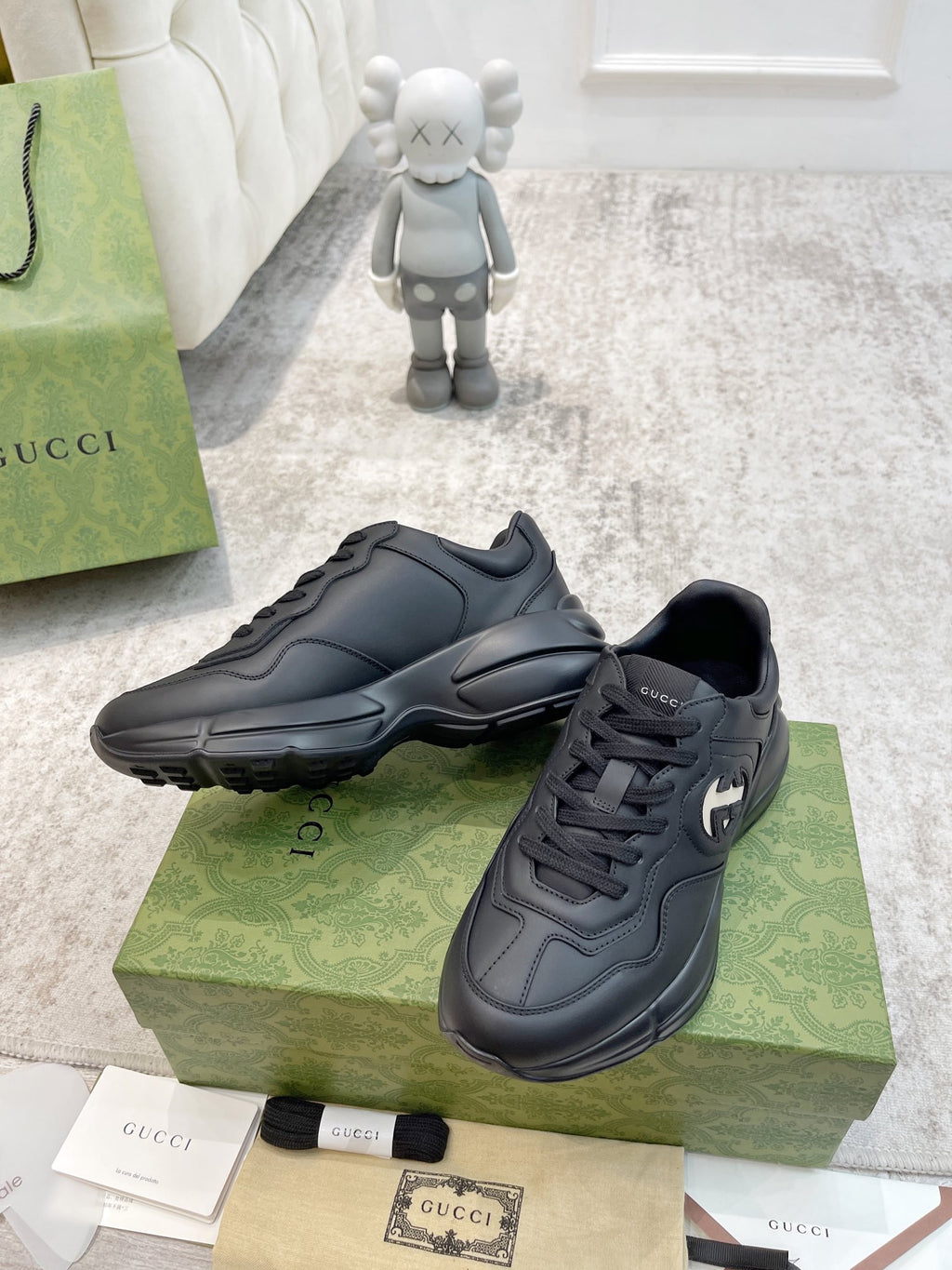 Gucci unisex sneakers in dark leather with lace-up, layered sole, and side logo