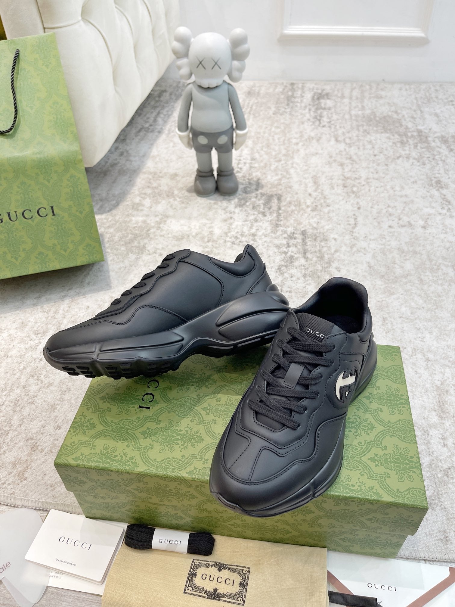 Gucci unisex sneakers in dark leather with lace-up, layered sole, and side logo