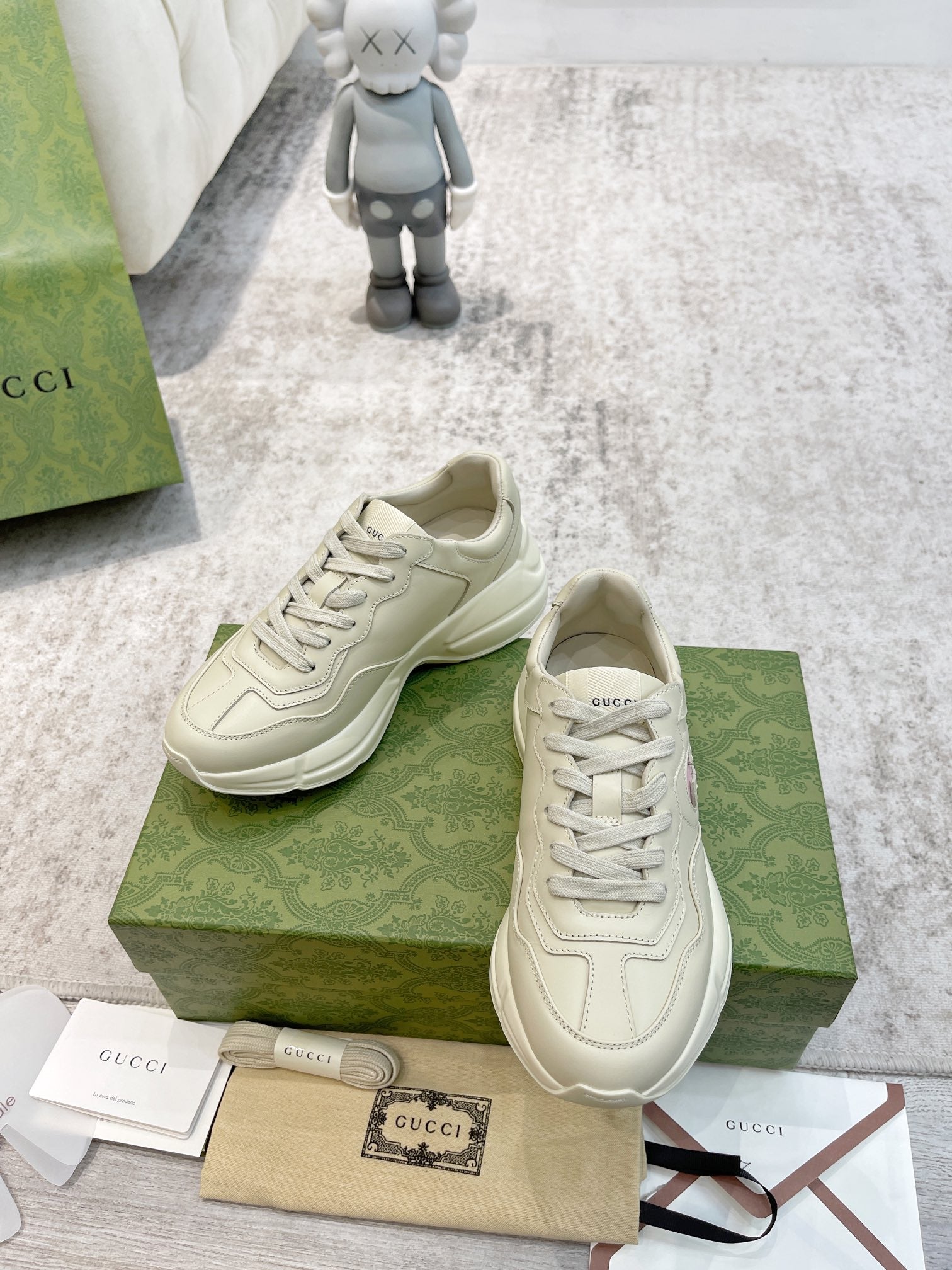 Gucci unisex cream sneakers pair on box, white laces and side logo emblem
