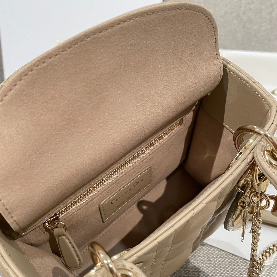 Beige Dior bag with zip closure and inner pocket, side view