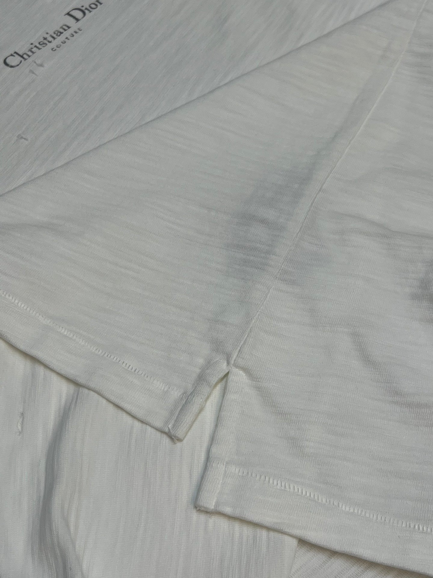 Dior short-sleeve T-shirt, white hem and side seam stitching detail