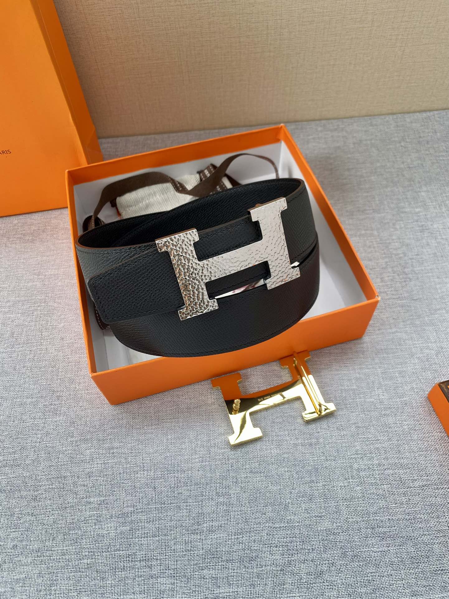 Hermes belt in box: black strap with gold H buckle and keeper