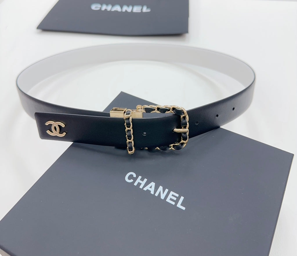 Leather belt with white strap and gold-tone CC buckle with chain link detail