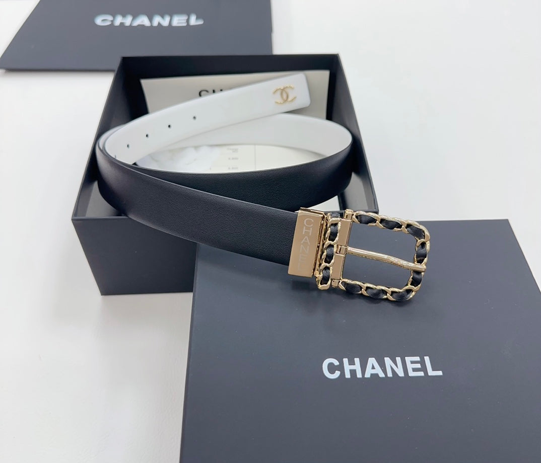 Leather belt with light white strap, gold-tone CC buckle and chain link detail