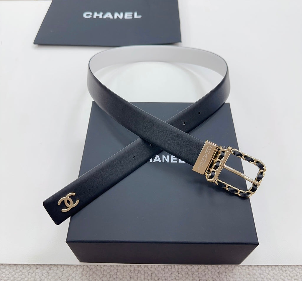 Leather belt in dark blue with gold-tone buckle and chain link detail