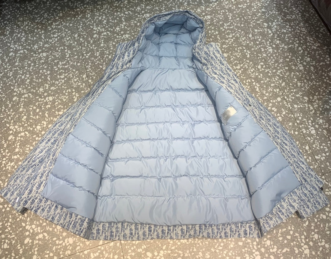 Long hooded jacket inner lining with quilted light blue padding and hood opening