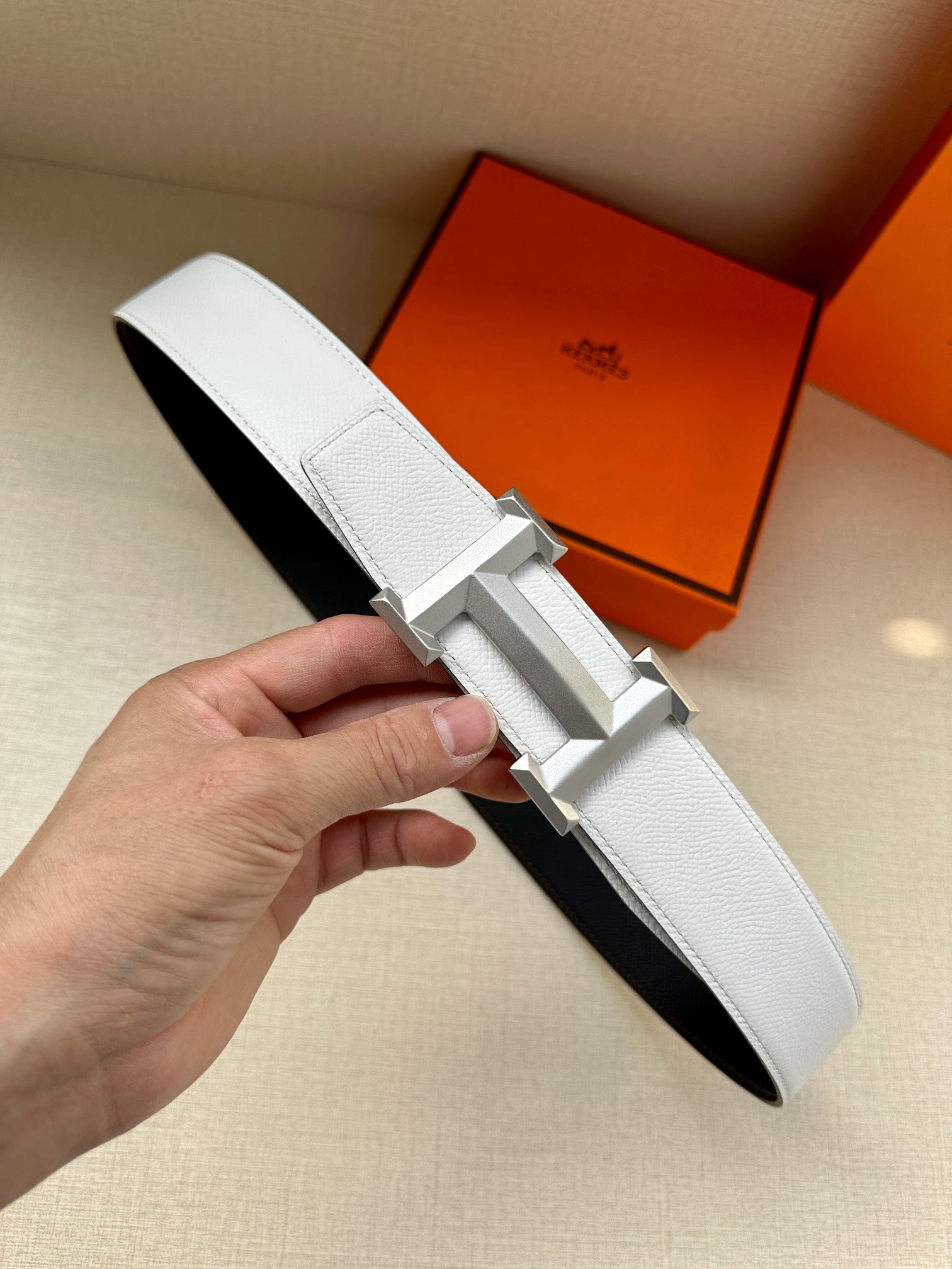 Leather belt with light gray leather strap and silver-tone H buckle detail