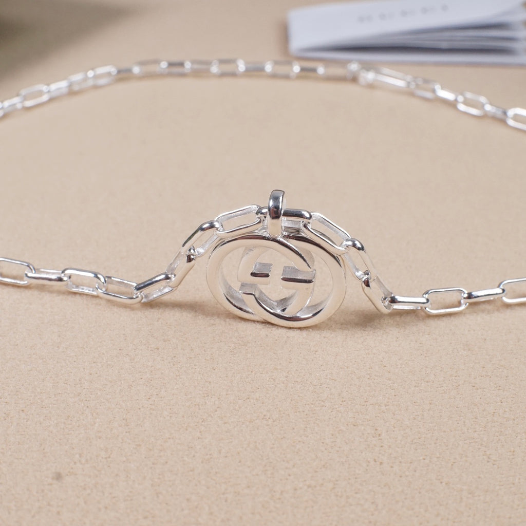 Silver-tone necklace clasp with round interlocking GG centerpiece