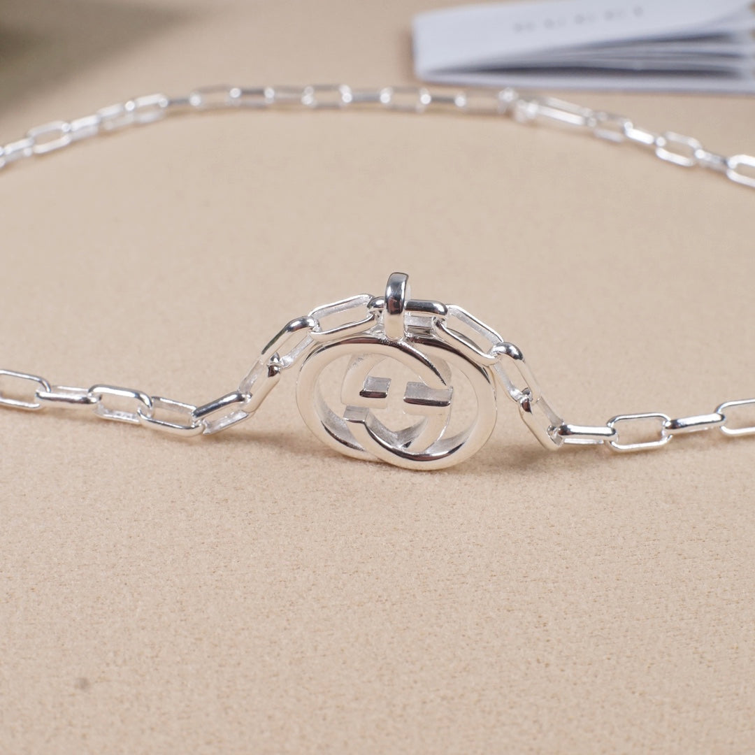 Silver-tone necklace clasp with round interlocking GG centerpiece