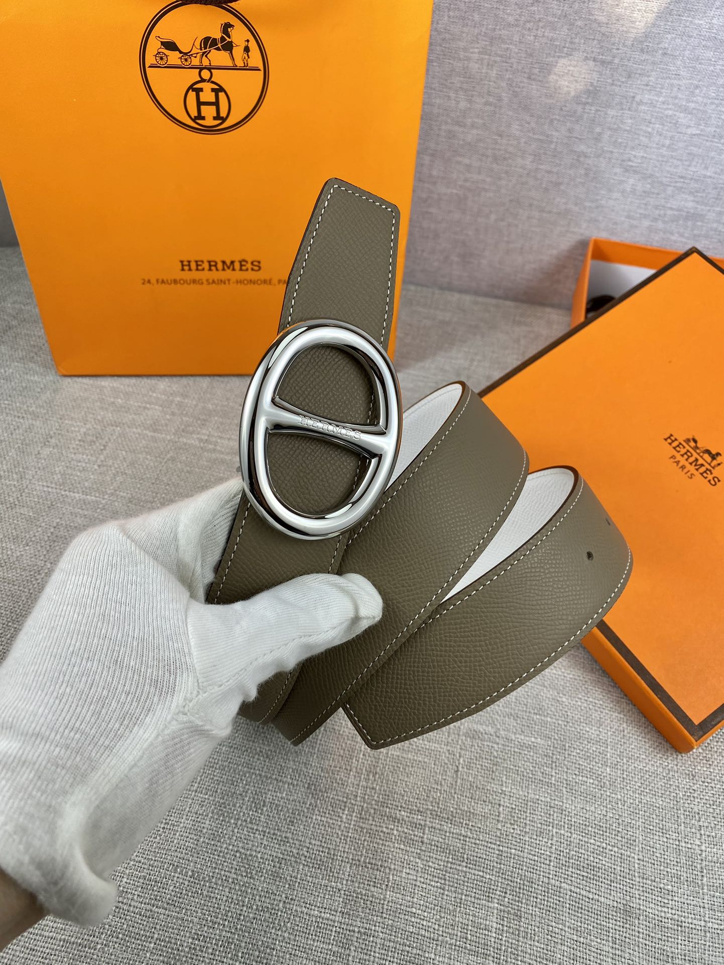 Olive leather belt with silver double-ring buckle and white lining
