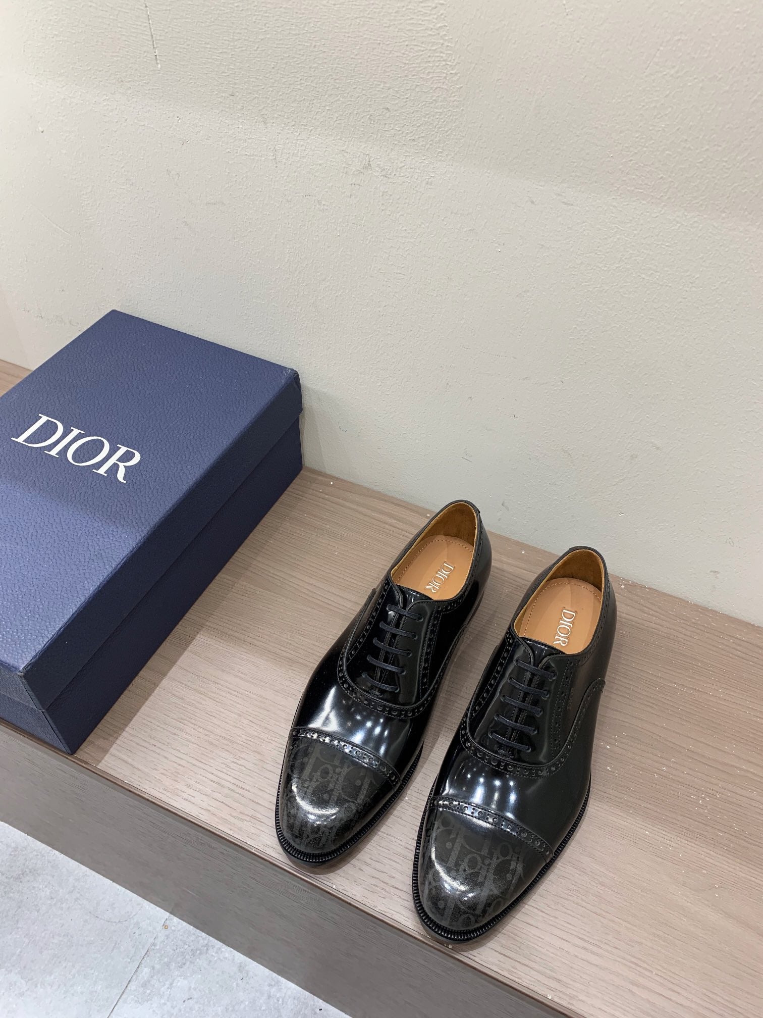 Unisex Dior patent leather lace-up shoes, round toe, glossy black finish