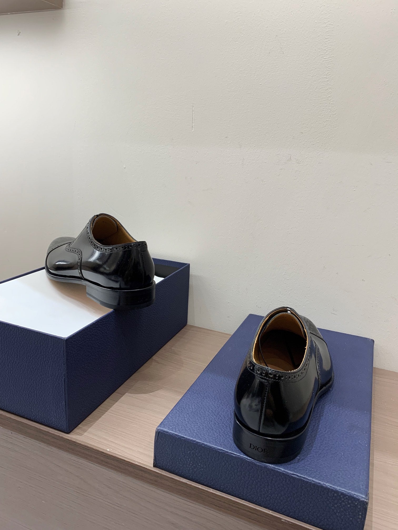 Unisex Dior patent leather lace-up shoes with brown interior lining